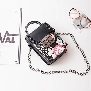  BENVICHED Лятна Мини чанта 2022 дамски нова корейска версия със собствени мультяшными нитове, чанта на Едно Рамо с веригата, чанта за мобилен телефон c129